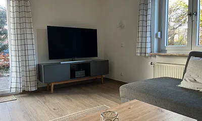 Wohnbereich mit großem Fernseher
