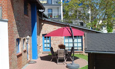 Blick auf die untere eigene Terrasse mit Grillplatz
