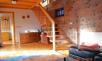 Treppe zum Wohnküchenbereich, dem oberen Schlafraum und zur oberen eigenen Terrasse