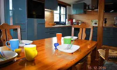 Gemütliches Sitzen und modernes Kochen