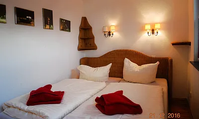 Blick in den oberen Schlafraum mit Zugang zur Terrasse