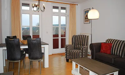 Blick auf den Essplatz und zum Balkon