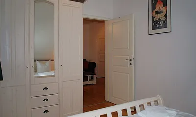 Blick vom Schlafraum ins Wohnzimmer