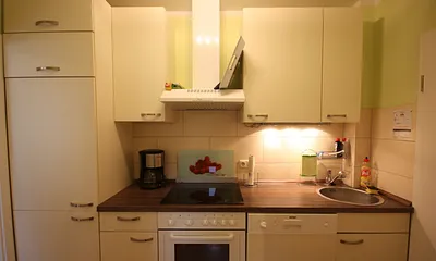 Küchenzeile mit Kaffemaschine, Wasserkocher, Spülmaschine, etc.