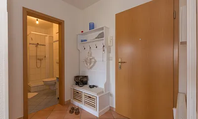 Eingangbereich, ein Ganzkörperspiegel ist auch vorhanden