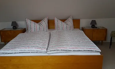 Schlafzimmer mit Doppelbett ( Kopfteil höhenverstellbar)