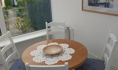 kleiner Wintergarten mit Essecke