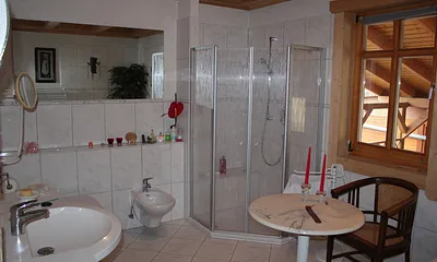 Badezimmer mit Dusche