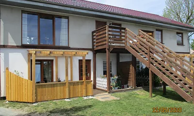 Eingang mit Überdachte Sitzmöglichkeiten