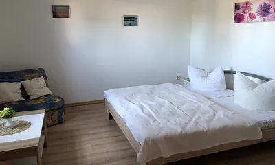 Schlafzimmer mit Aufbettungssessel 