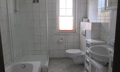 Bad mit Badewanne und Dusche