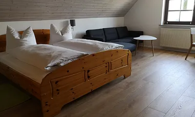 Sitzecke und Doppelbett