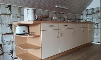 Toaster, Kaffeemaschine, Wasserkocher und Kochfeld sind vorhanden