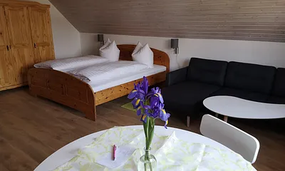 Essen, sitzen, schlafen in einem Raum, aber genug Platz