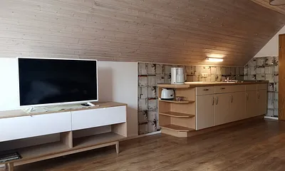 Moderner TV, Küchenzeile im Eingangsbereich