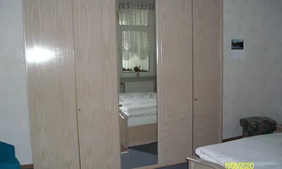 Schlafzimmerschrank und Doppelbett