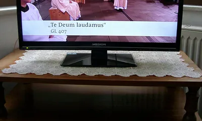 Ein Fernseher steht in der Veranda