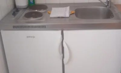 Miniküche mit Kühlschrank