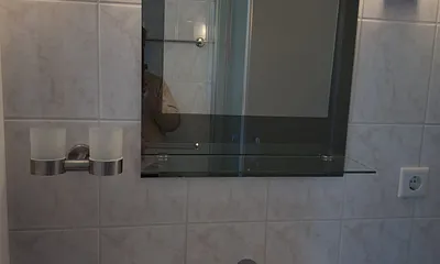 Spiegel mit Ablage,neue Lampen,Zahnputzbecher