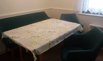 Küchensofa mit Tisch und 2 Stühle und Elektroheizer