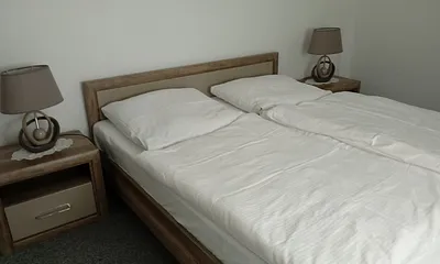 Doppelbett mit Nachttische