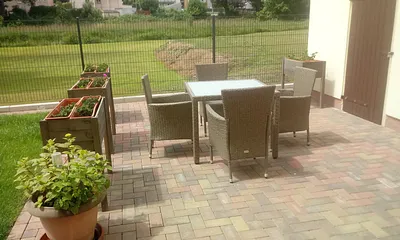 Sitzecke mit Blumenkästen