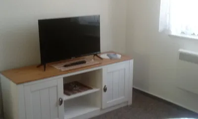 Kommode und Fernsehgerät und ein kleiner Couchtisch