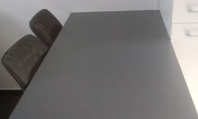 Esstisch mit zwei Stühle und Mikrowelle