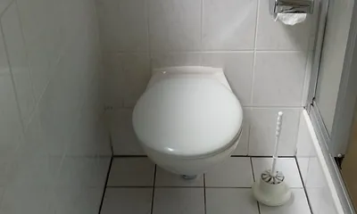 WC und rechts ist die Dusche