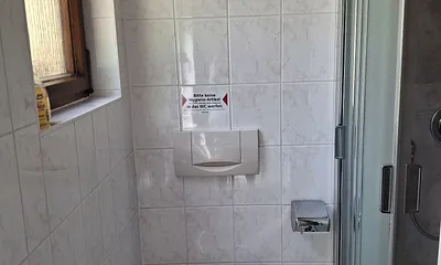 Toilette und Dusche