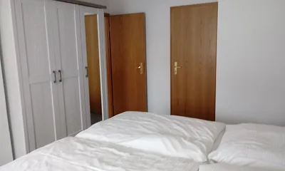 Schlafzimmerschrank und Bett