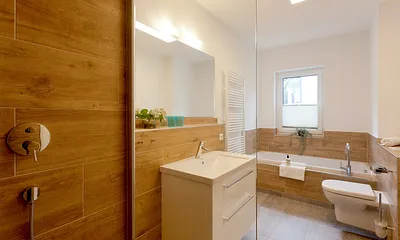 Bad mit Dusche und Badewanne im EG