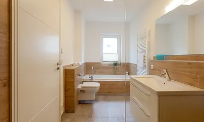 Bad mit Dusche und Badewanne EG