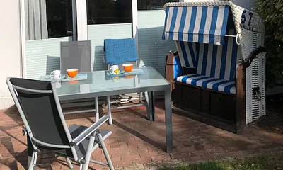 Südterrasse mit Gartenmöbel und Molliblick