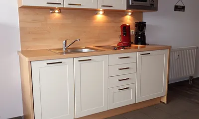 moderne Einbauküche mit Geschirrspüler