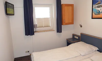 Schlafzimmer mit 2. Fernseher und breitem Bett 180 x 200 cm 