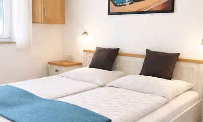 Schlafzimmer mit 2. Fernseher und breitem Bett 180 x 200 cm 