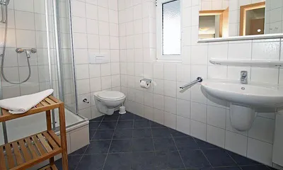 geräumiges Duschbadezimmer mit Fenster