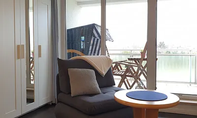 Für eine dritte Person (Kind max. 15 Jahre) ist ein Schlafsessel mit Federkernpolsterung auf Lattenrost (200 x 80 cm) vorhanden.