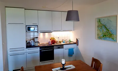 Blick auf den Essplatz und die Küchenzeile