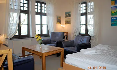 Gemütliches Wohnzimmer mit Doppelschrankbett 