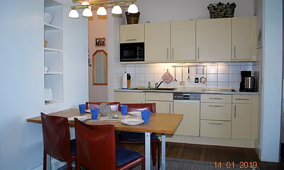 Essplatz und Küchenzeile, rechts davon ist die Veranda