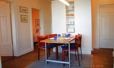 Blick von der Veranda zum Essplatz und zum Schlafzimmer