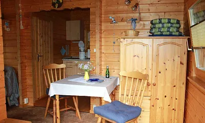 Essecke mit Küchenzeile im Hintergrund