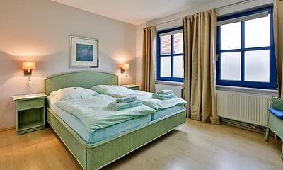 Schlafzimmer mit Doppelbett