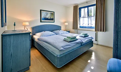 Schlafzimmer mit Doppelbett