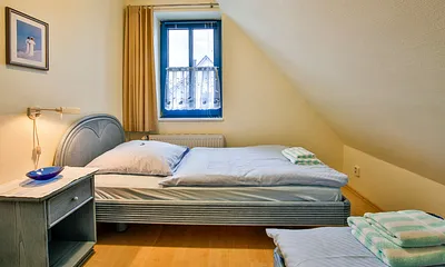 Schlafzimmer mit zwei Einzelbetten