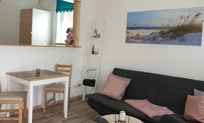 Wohnbereich und Küche mit Durchreiche