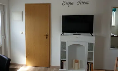 TV im Wohnbereich (Tür zum Bad)