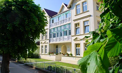 Blick von der Ahlbecker Promenade auf Das Haus